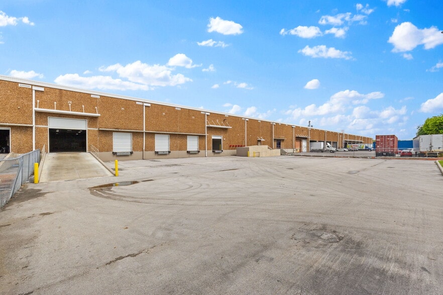 More Photos Of 12300 NW 32nd Ave, Miami Warehouse For Lease