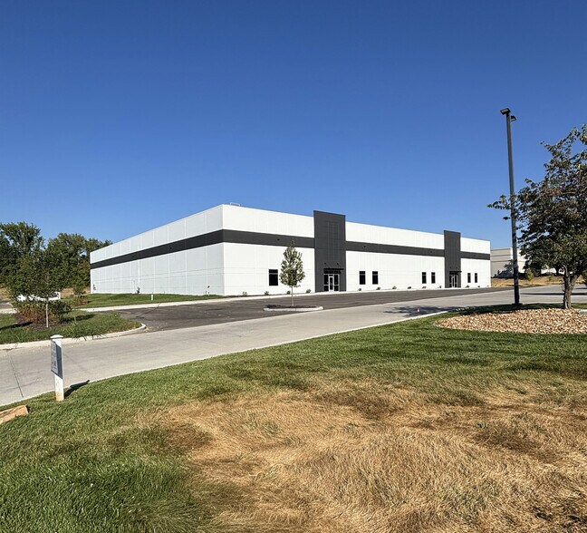 More Photos Of 500-550 Corporate Hills Dr, Saint Charles Warehouse For Sale