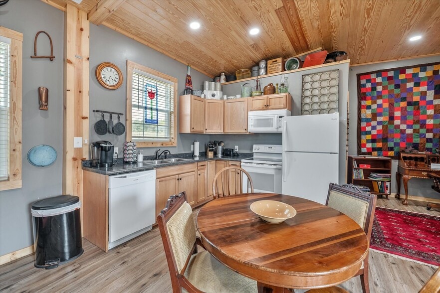 More Photos Of 906 S Main St, Lindale Light Distribution For Sale