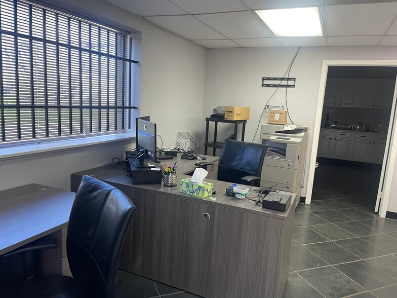 More Photos Of 332 Hwy 146 N, La Porte Warehouse For Lease