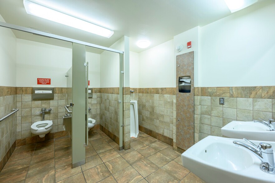 More Photos Of 424 NE Ford St, Mcminnville Office For Sale