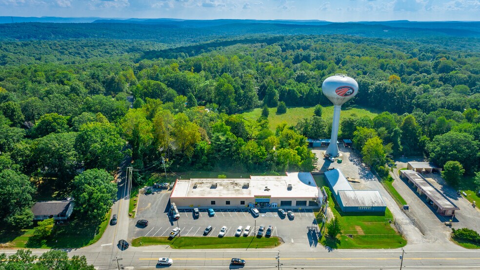 More Photos Of 3703 Taft Hwy, Signal Mountain Storefront For Sale