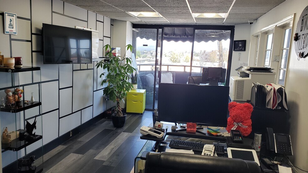 More Photos Of 18580 Ventura Blvd, Tarzana Loft Creative Space For Lease