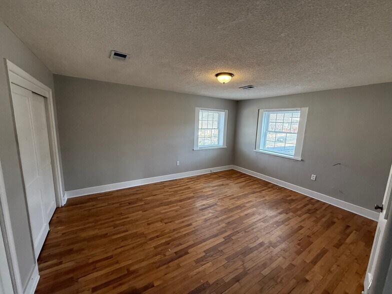 More Photos Of 404 Opelika Rd, Auburn General Retail For Lease