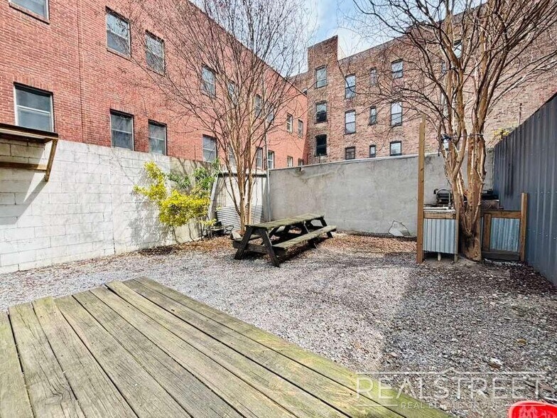 More Photos Of 322 Union Ave, Brooklyn General Retail For Lease