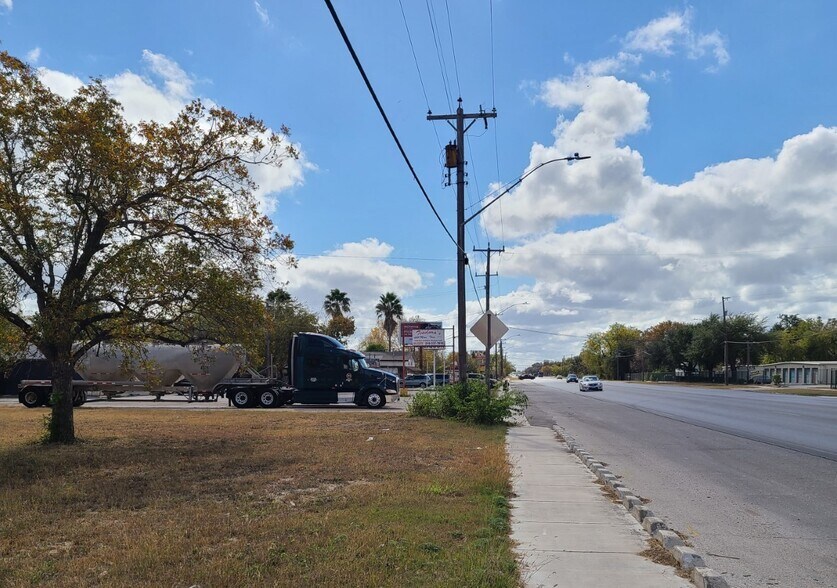 More Photos Of 2200-2204 S WW White Rd, San Antonio Restaurant For Lease