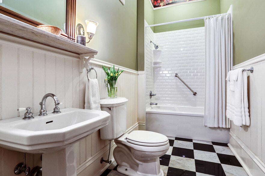 More Photos Of 4117 Perrier St, New Orleans Hotel For Sale