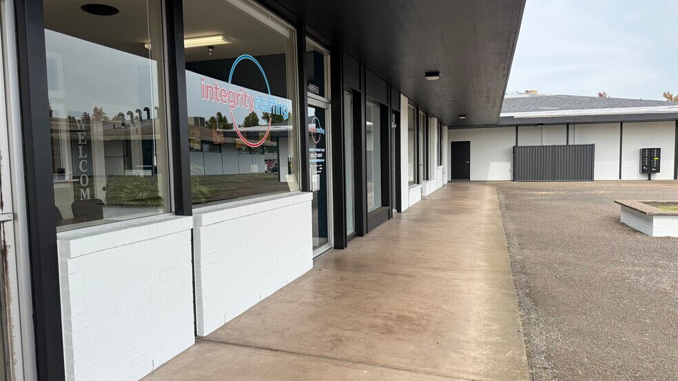 More Photos Of 2241-2247 Country Club Rd, Woodburn Unknown For Lease