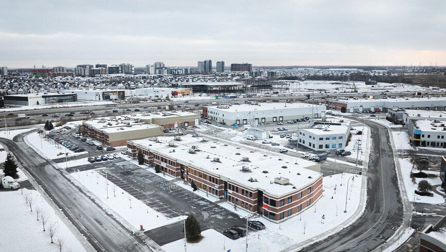 More Photos Of 5520-5576 Boul Des Rossignols, Laval Warehouse For Lease