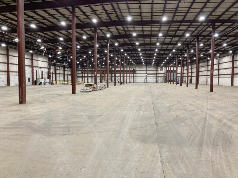 More Photos Of 35660 Clinton St, Wayne Manufacturing For Lease