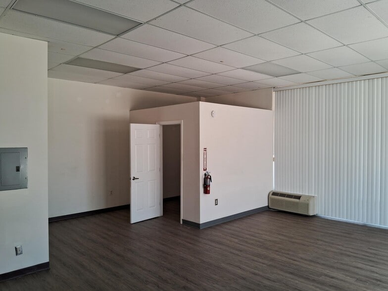 More Photos Of 850-876 Duncan Ave, Kissimmee Warehouse For Lease