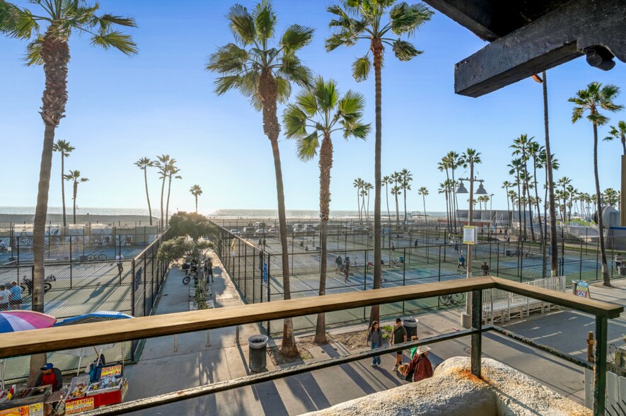 More Photos Of 1915 Ocean Front Walk, Venice Flex For Sale