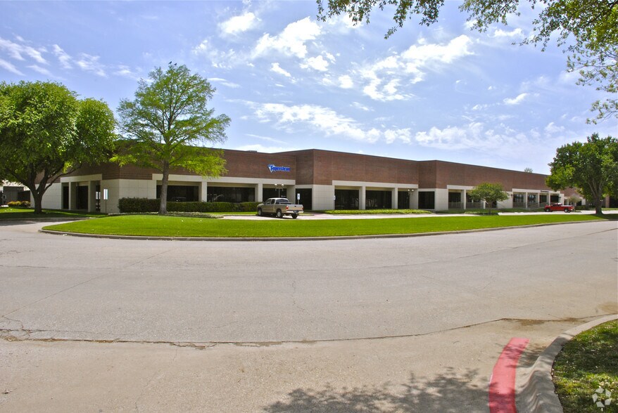 More Photos Of 12002-12046 Forestgate Dr, Dallas Showroom For Lease