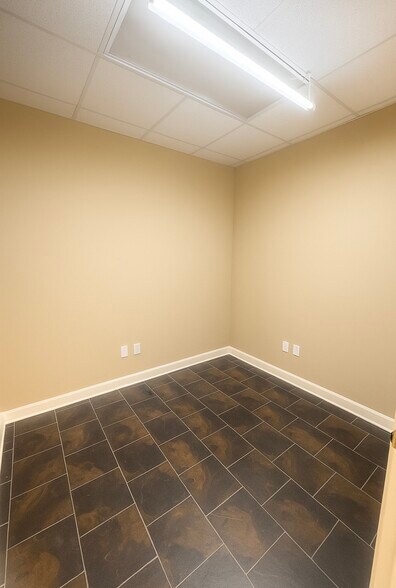 More Photos Of 1576 Old Fannin Rd, Brandon Warehouse For Lease