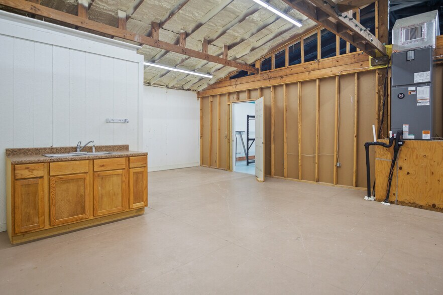 More Photos Of 990 Alma Rd, Crystal Beach Office For Sale