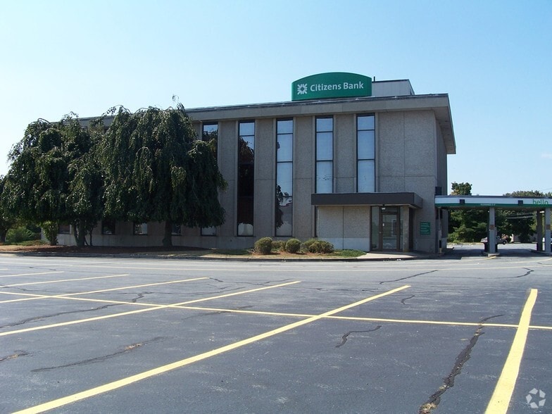 More Photos Of 4 Plaza Way, Fairhaven Bank For Lease
