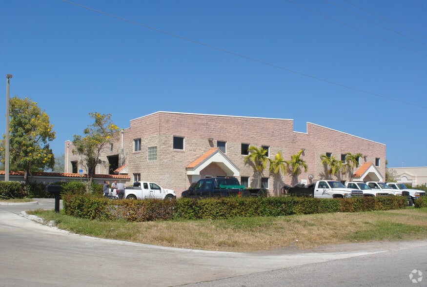 More Photos Of 2201-2221 NW 22nd St, Pompano Beach Flex For Lease