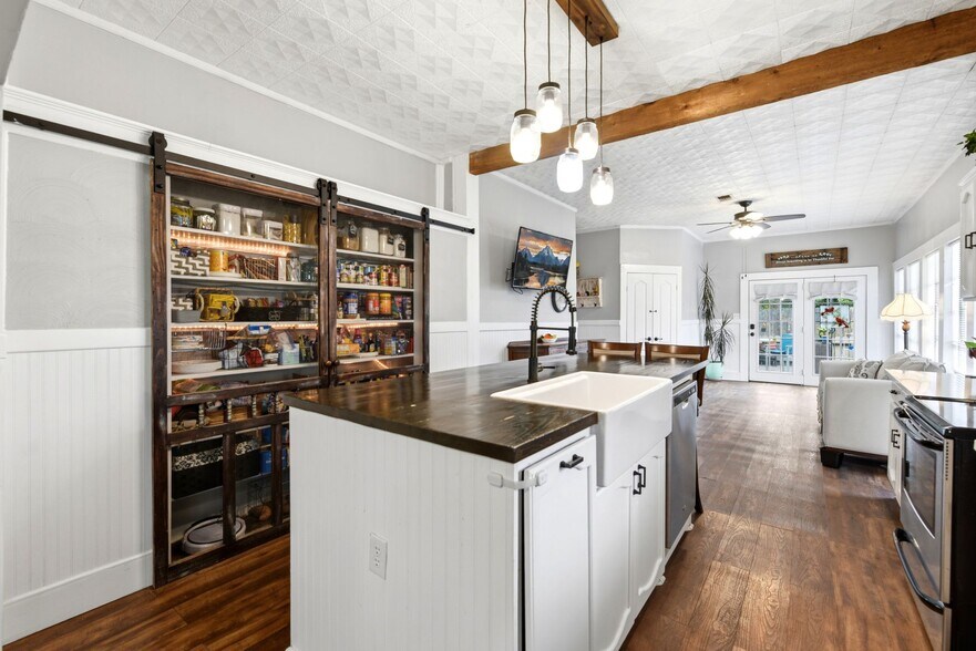 More Photos Of 9282 State Highway 75 S, New Waverly Freestanding For Sale