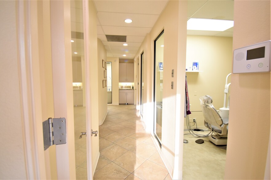 Primary Photo Of 44215 Monterey Ave, Palm Desert Medical For Lease