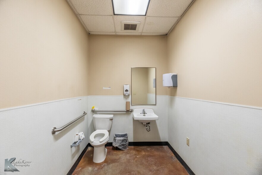 More Photos Of 10027 S Frontage Rd, Clyde Manufacturing For Sale