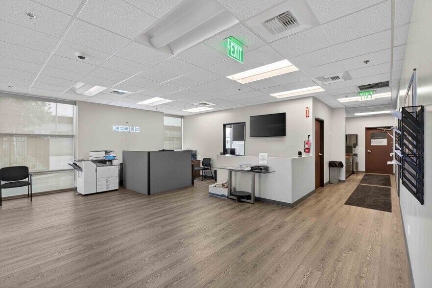 More Photos Of 9031 N Lurline Ave, Chatsworth Distribution For Lease