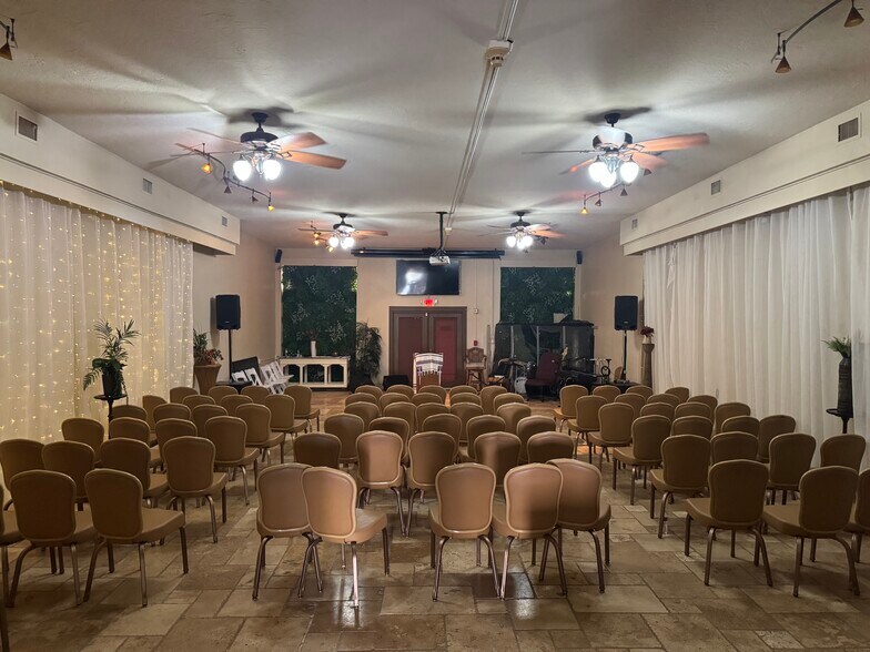 More Photos Of 1001 Manatee Ave, Bradenton Storefront Retail Office For Sale