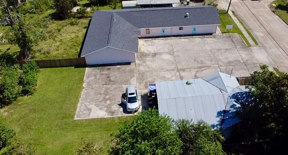 More Photos Of 2129 Mill St, Lake Charles Light Distribution For Sale
