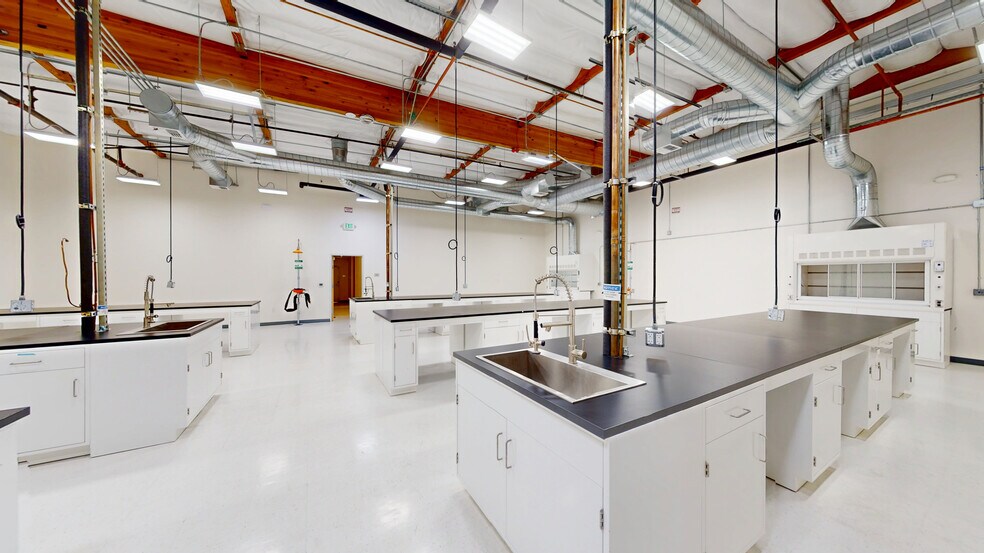 More Photos Of 2569 Wyandotte St, Mountain View Flex For Sale