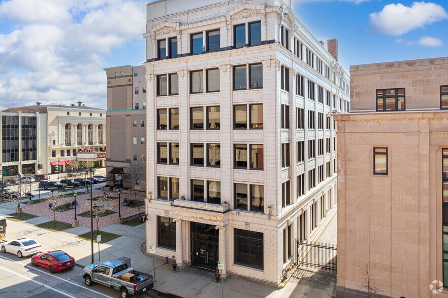 More Photos Of 112 W Jefferson Blvd, South Bend Office For Lease