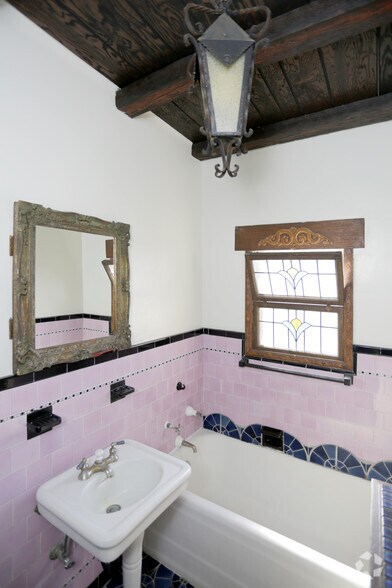 More Photos Of 1939 N Kenmore Ave, Los Angeles Apartments For Sale