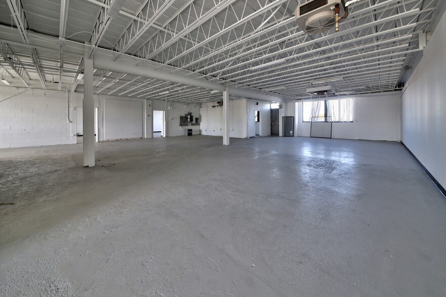 More Photos Of 8515 Av 9e, Montréal Light Manufacturing For Sale