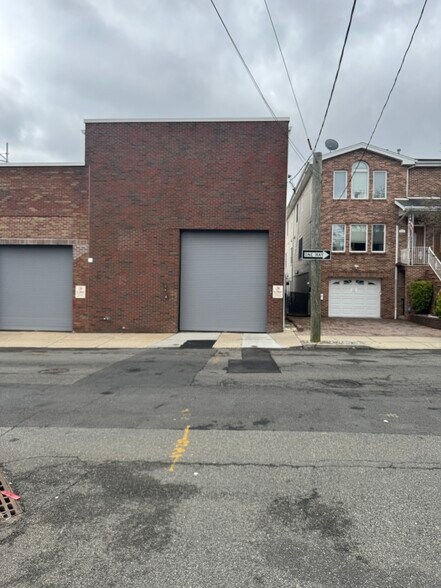 Primary Photo Of 364-366 Kamena St, Fairview Warehouse For Lease