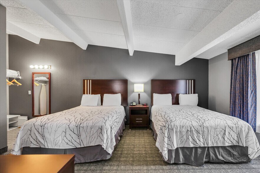 More Photos Of 1907 N Cunningham Ave, Urbana Hotel For Sale