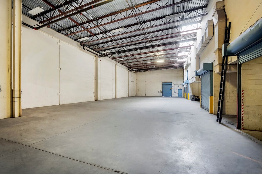 More Photos Of 750 N Gene Autry Trl, Palm Springs Showroom For Sale