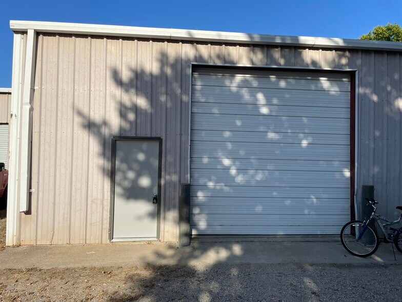 More Photos Of 220 S 1st St, Sanger Warehouse For Lease