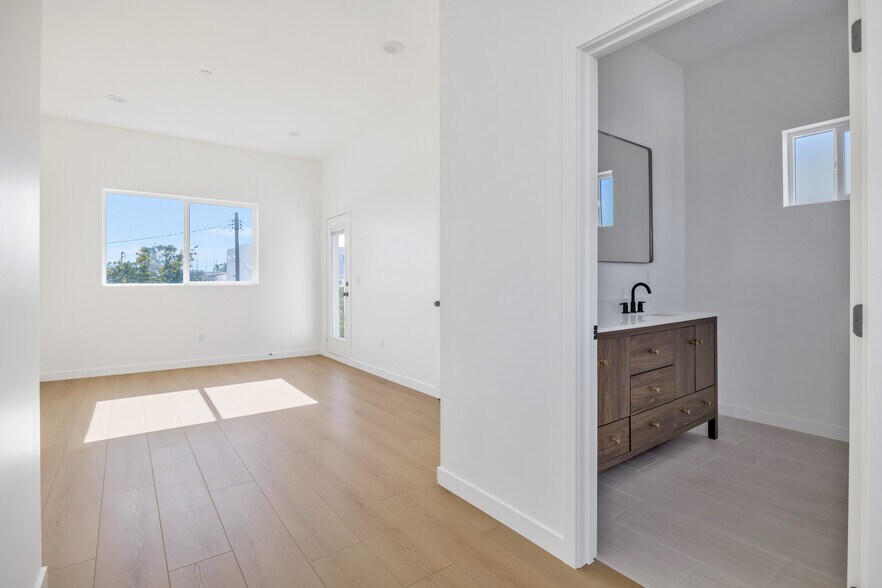 More Photos Of 10905 Dalerose Ave, Inglewood Multifamily For Sale