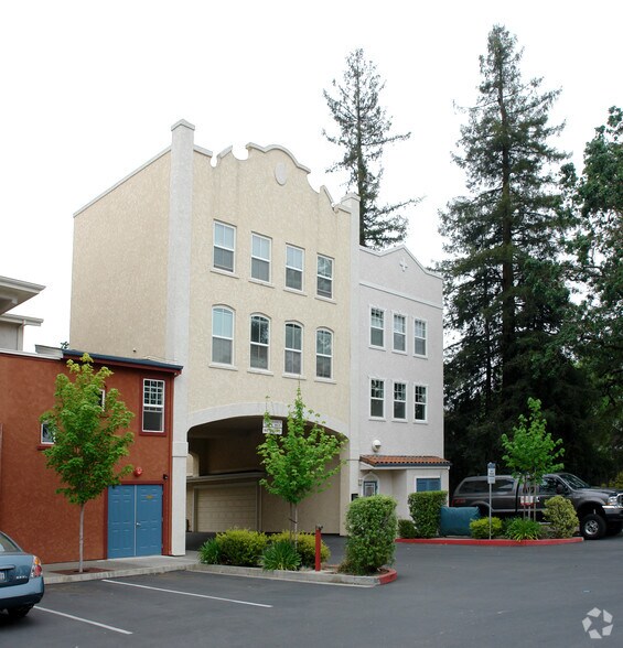 More Photos Of 220 Windsor River Rd, Windsor Apartments For Sale