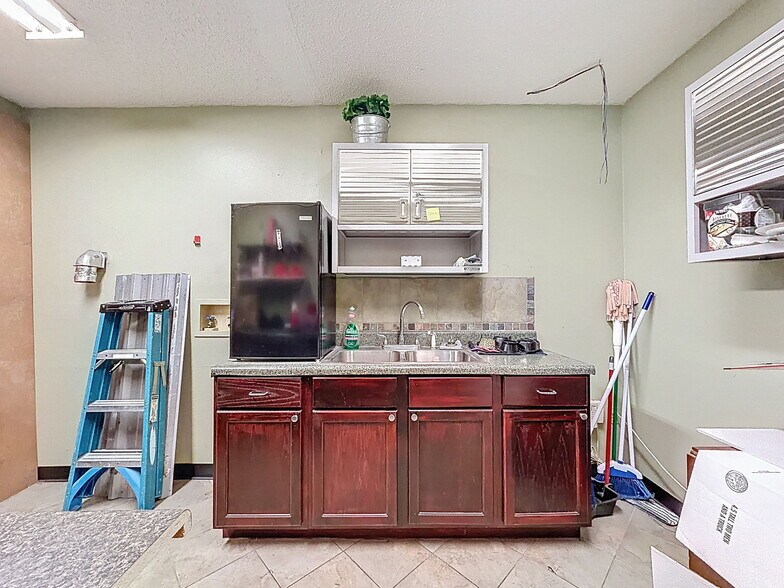 More Photos Of 13414 US Highway 19, Hudson Showroom For Lease