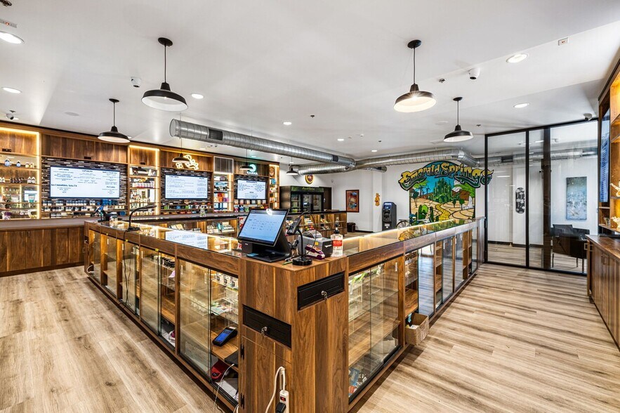 More Photos Of 560 S Williams Rd, Palm Springs Showroom For Sale