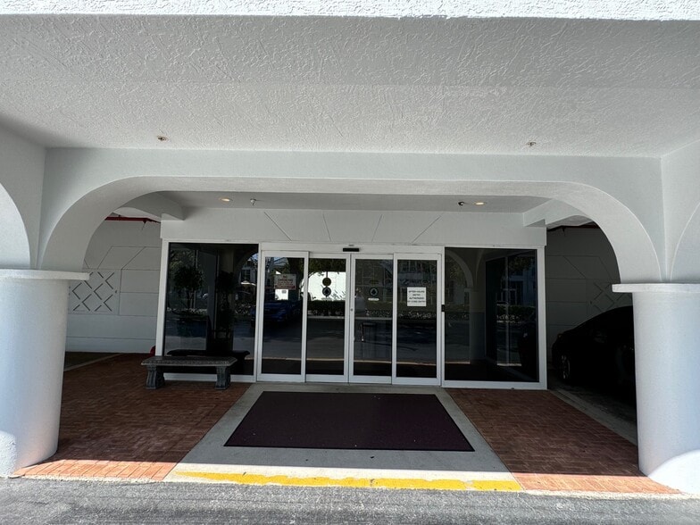 More Photos Of 130 9th St N, Naples Medical For Sale