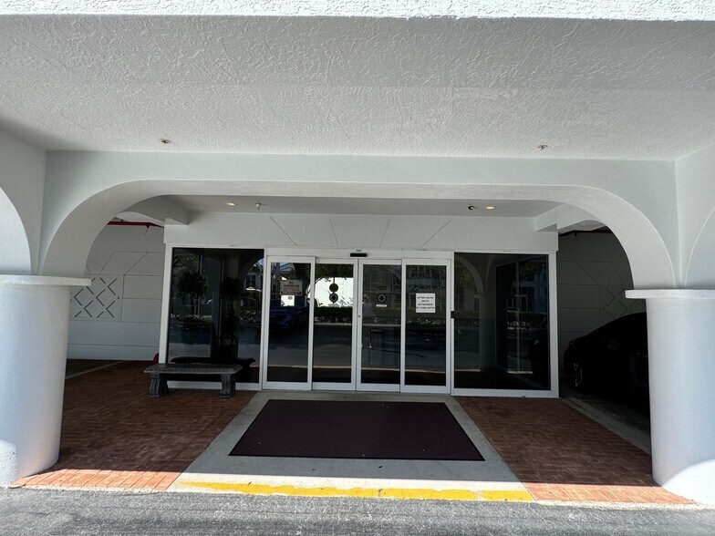 More Photos Of 130 9th St N, Naples Medical For Lease