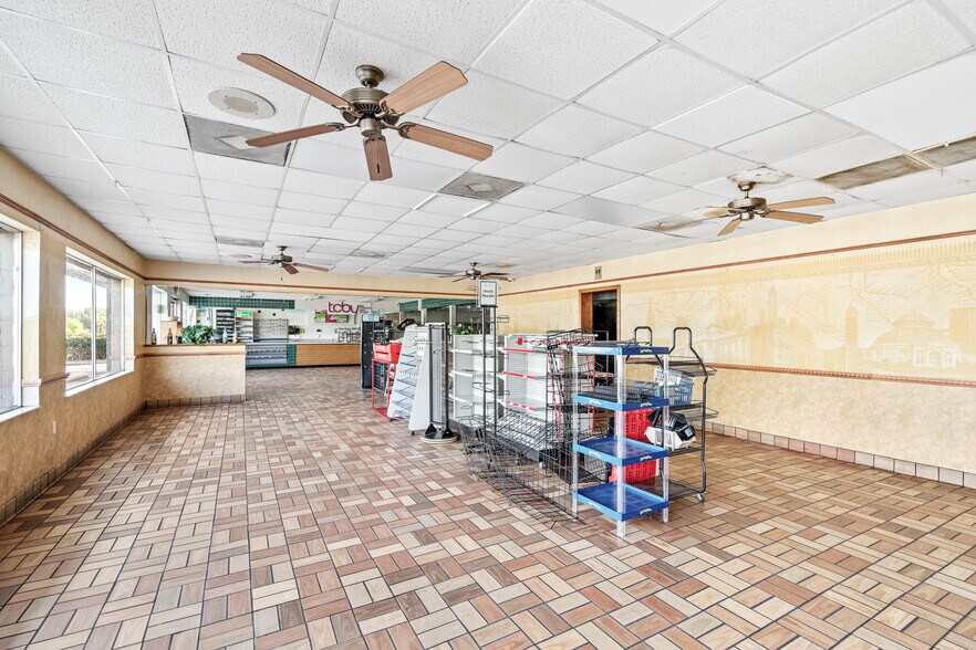 More Photos Of 5 Lane St, Yemassee Storefront For Sale