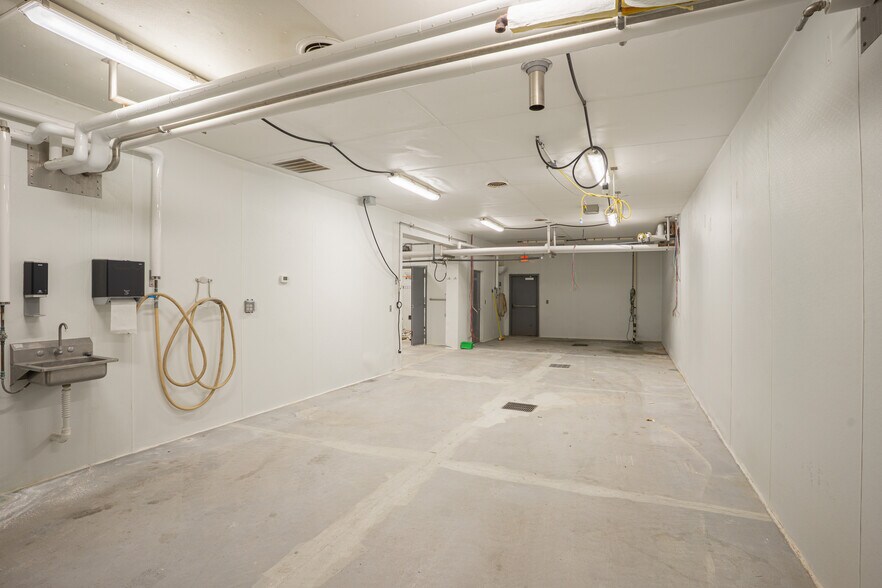 More Photos Of 319 Main St N, Kimberly Warehouse For Sale