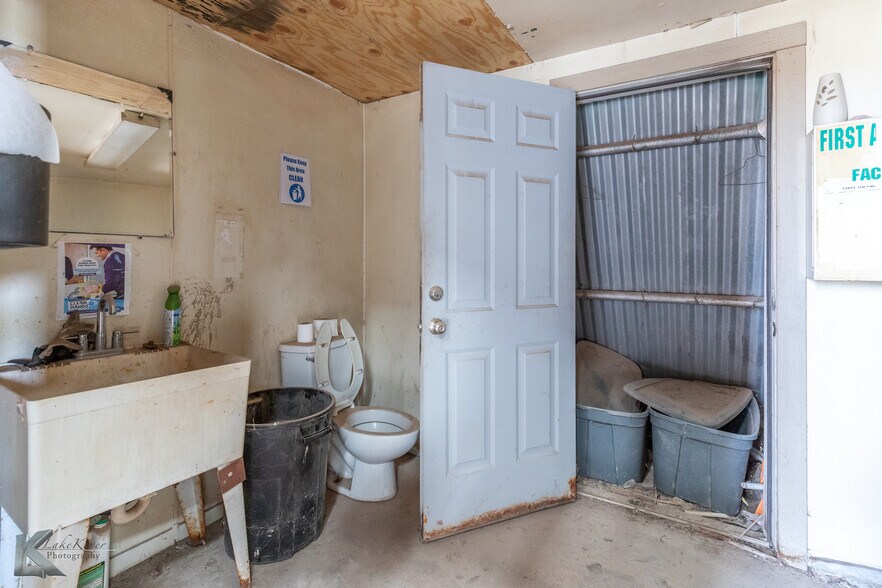 More Photos Of 2424 Oak St, Abilene Warehouse For Sale