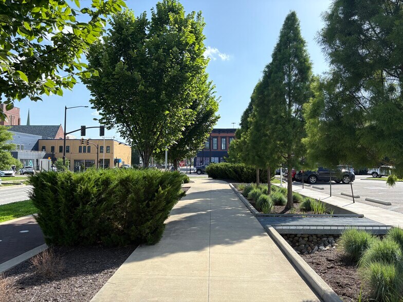 More Photos Of 129 SE 4th St, Evansville Storefront For Lease