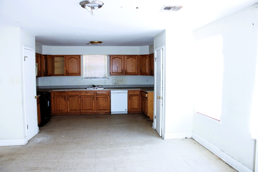 More Photos Of 7070 Bundy Rd, New Orleans Storefront Retail Residential For Sale