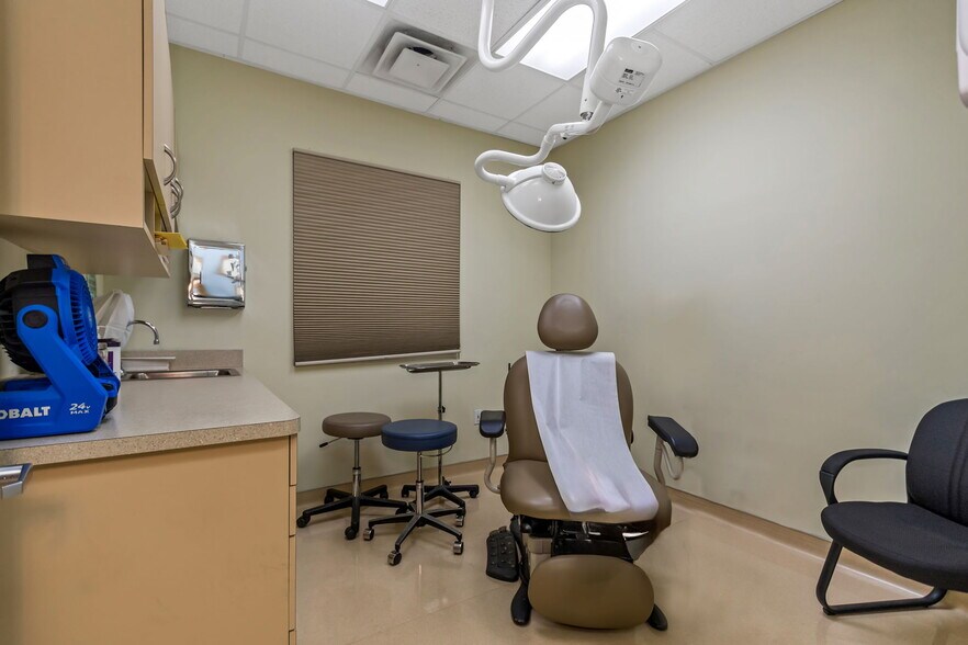 More Photos Of 7641 66th St N, Pinellas Park Medical For Sale