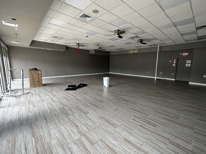 More Photos Of 7822 W Capitol Dr, Milwaukee Storefront For Sale