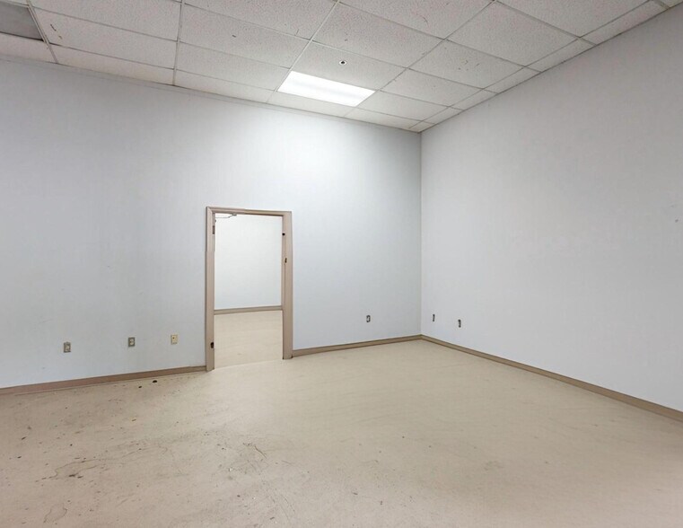 More Photos Of 3600 Parkway Center Ct, Orlando Warehouse For Sale