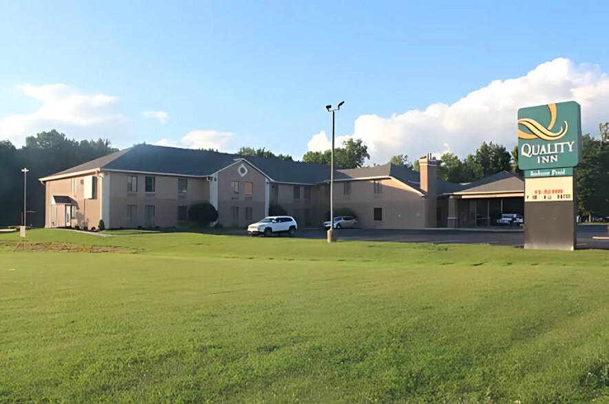Primary Photo Of 150 FDR Dr, North Vernon Hotel For Sale